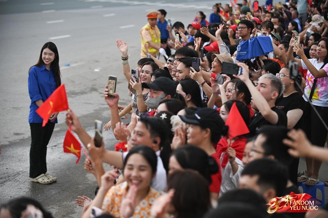 Trời đẹp, hết giờ làm việc, “khối yêu nước” đã sẵn sàng trên phố cho buổi sơ duyệt tối nay!- Ảnh 15. Trời đẹp, hết giờ làm việc, “khối yêu nước” đã sẵn sàng trên phố cho buổi sơ duyệt tối nay!- Ảnh 15.