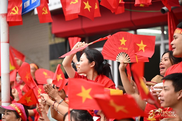 Trời đẹp, hết giờ làm việc, “khối yêu nước” đã sẵn sàng trên phố cho buổi sơ duyệt tối nay!- Ảnh 11. Trời đẹp, hết giờ làm việc, “khối yêu nước” đã sẵn sàng trên phố cho buổi sơ duyệt tối nay!- Ảnh 11.