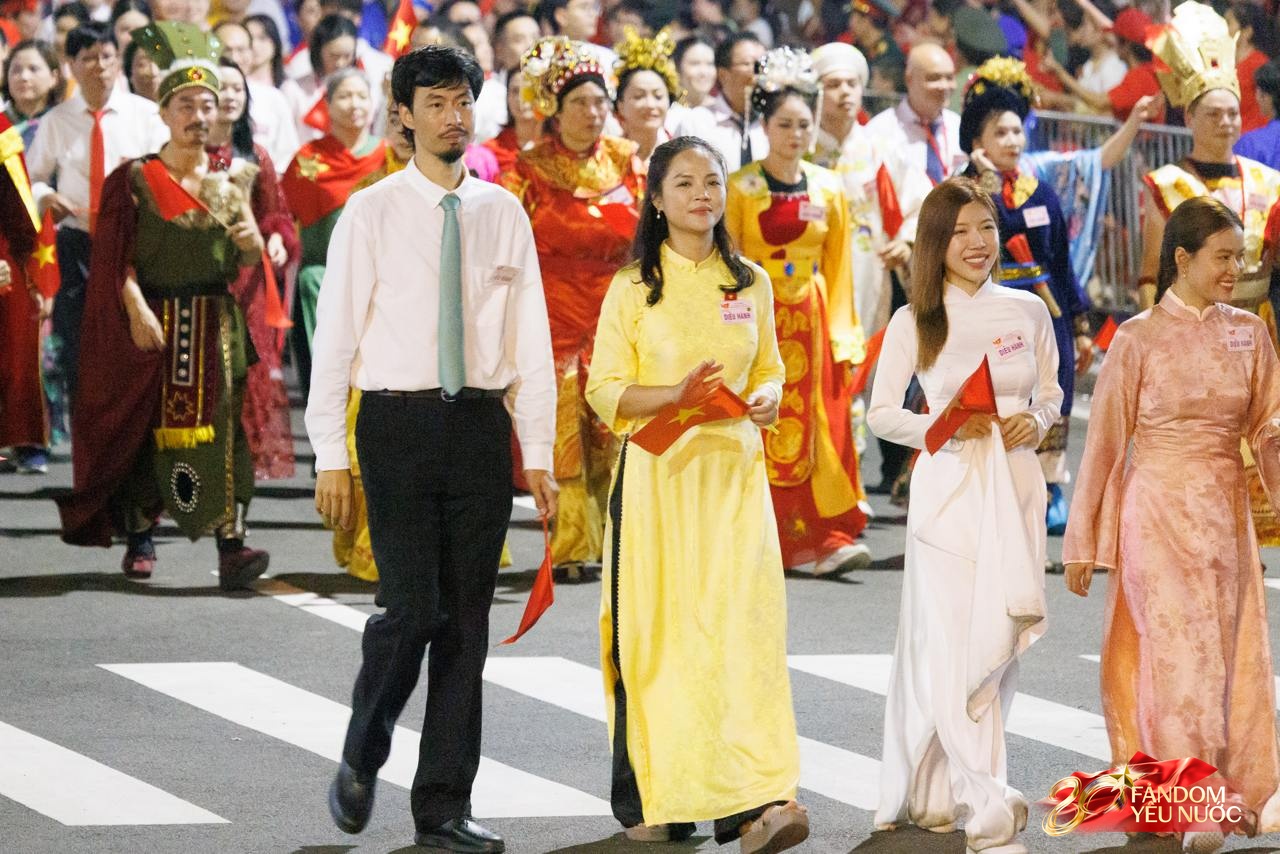 Clip: Hoàng Thuỳ Linh - Đen Vâu nối đuôi nhau sơ duyệt diễu hành, biểu cảm hân hoan cực đáng yêu gây sốt MXH!- Ảnh 7.