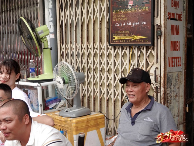 Trời đẹp, hết giờ làm việc, “khối yêu nước” đã sẵn sàng trên phố cho buổi sơ duyệt tối nay!- Ảnh 32. Trời đẹp, hết giờ làm việc, “khối yêu nước” đã sẵn sàng trên phố cho buổi sơ duyệt tối nay!- Ảnh 32.