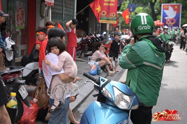 Trời đẹp, hết giờ làm việc, “khối yêu nước” đã sẵn sàng trên phố cho buổi sơ duyệt tối nay!- Ảnh 26. Trời đẹp, hết giờ làm việc, “khối yêu nước” đã sẵn sàng trên phố cho buổi sơ duyệt tối nay!- Ảnh 26.