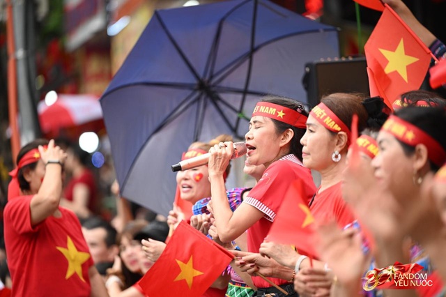 Trời đẹp, hết giờ làm việc, “khối yêu nước” đã sẵn sàng trên phố cho buổi sơ duyệt tối nay!- Ảnh 8. Trời đẹp, hết giờ làm việc, “khối yêu nước” đã sẵn sàng trên phố cho buổi sơ duyệt tối nay!- Ảnh 8.