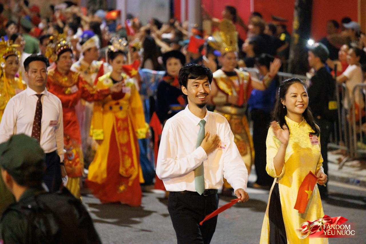 Clip: Hoàng Thuỳ Linh - Đen Vâu nối đuôi nhau sơ duyệt diễu hành, biểu cảm hân hoan cực đáng yêu gây sốt MXH!- Ảnh 6.