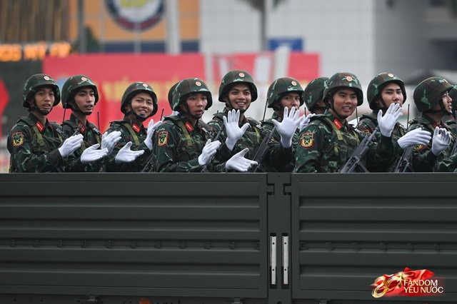 Trời đẹp, hết giờ làm việc, “khối yêu nước” đã sẵn sàng trên phố cho buổi sơ duyệt tối nay!- Ảnh 17. Trời đẹp, hết giờ làm việc, “khối yêu nước” đã sẵn sàng trên phố cho buổi sơ duyệt tối nay!- Ảnh 17.