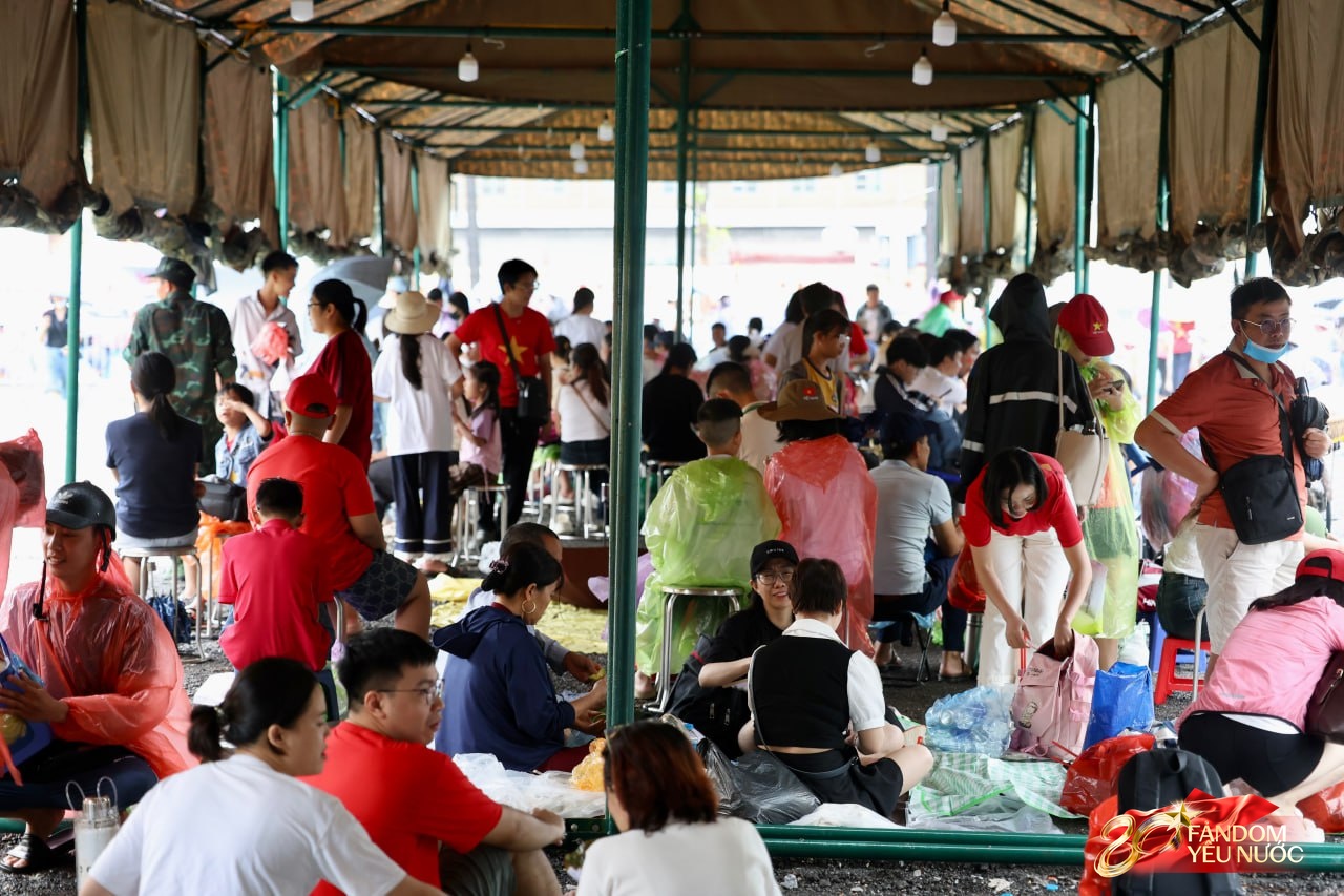Người dân xuất phát từ 4 giờ, đội mưa chờ đợi buổi sơ duyệt cấp Nhà nước- Ảnh 5.