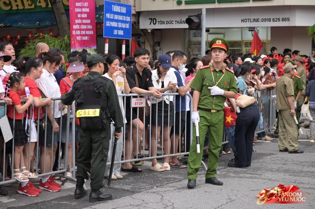 Trời đẹp, hết giờ làm việc, “khối yêu nước” đã sẵn sàng trên phố cho buổi sơ duyệt tối nay!- Ảnh 25. Trời đẹp, hết giờ làm việc, “khối yêu nước” đã sẵn sàng trên phố cho buổi sơ duyệt tối nay!- Ảnh 25.