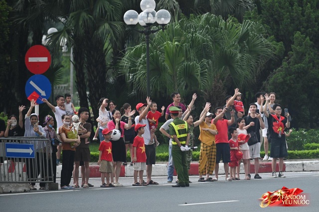 Trời đẹp, hết giờ làm việc, “khối yêu nước” đã sẵn sàng trên phố cho buổi sơ duyệt tối nay!- Ảnh 21. Trời đẹp, hết giờ làm việc, “khối yêu nước” đã sẵn sàng trên phố cho buổi sơ duyệt tối nay!- Ảnh 21.