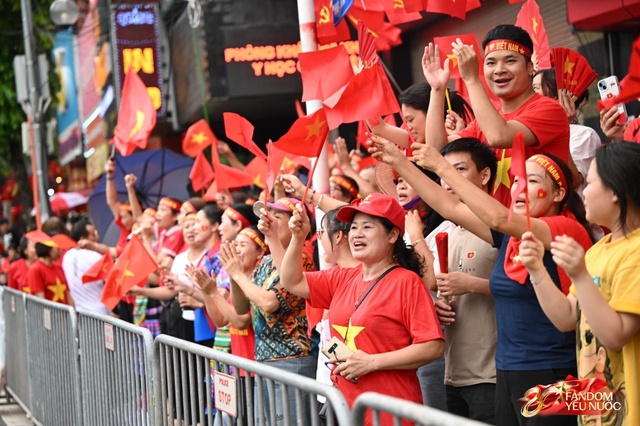 Trời đẹp, hết giờ làm việc, “khối yêu nước” đã sẵn sàng trên phố cho buổi sơ duyệt tối nay!- Ảnh 12. Trời đẹp, hết giờ làm việc, “khối yêu nước” đã sẵn sàng trên phố cho buổi sơ duyệt tối nay!- Ảnh 12.