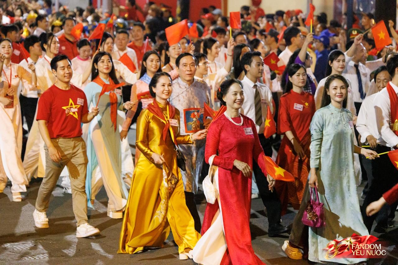 Clip: Hoàng Thuỳ Linh - Đen Vâu nối đuôi nhau sơ duyệt diễu hành, biểu cảm hân hoan cực đáng yêu gây sốt MXH!- Ảnh 10.