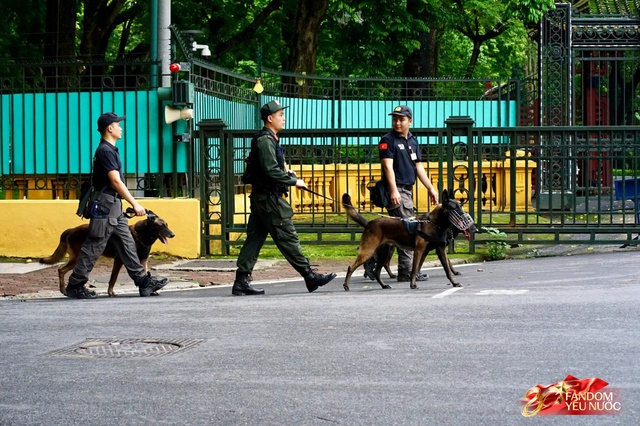 Trời đẹp, hết giờ làm việc, “khối yêu nước” đã sẵn sàng trên phố cho buổi sơ duyệt tối nay!- Ảnh 30. Trời đẹp, hết giờ làm việc, “khối yêu nước” đã sẵn sàng trên phố cho buổi sơ duyệt tối nay!- Ảnh 30.