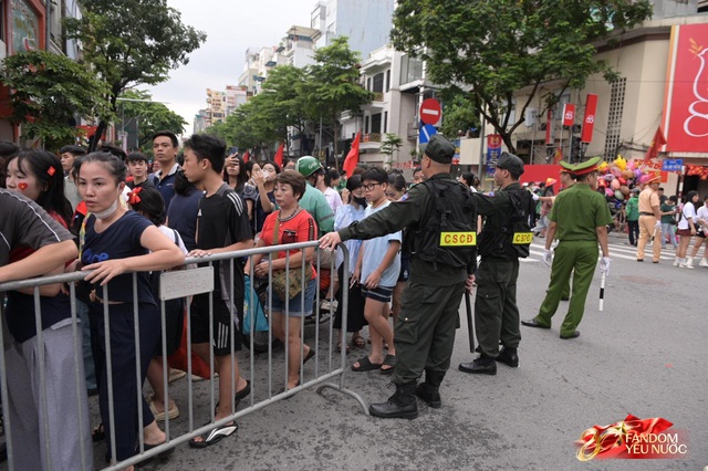 Trời đẹp, hết giờ làm việc, “khối yêu nước” đã sẵn sàng trên phố cho buổi sơ duyệt tối nay!- Ảnh 23. Trời đẹp, hết giờ làm việc, “khối yêu nước” đã sẵn sàng trên phố cho buổi sơ duyệt tối nay!- Ảnh 23.