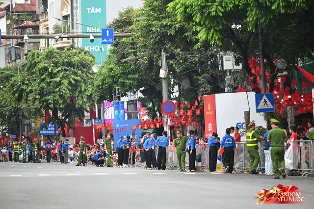 Trời đẹp, hết giờ làm việc, “khối yêu nước” đã sẵn sàng trên phố cho buổi sơ duyệt tối nay!- Ảnh 6. Trời đẹp, hết giờ làm việc, “khối yêu nước” đã sẵn sàng trên phố cho buổi sơ duyệt tối nay!- Ảnh 6.