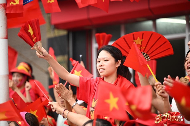 Trời đẹp, hết giờ làm việc, “khối yêu nước” đã sẵn sàng trên phố cho buổi sơ duyệt tối nay!- Ảnh 7. Trời đẹp, hết giờ làm việc, “khối yêu nước” đã sẵn sàng trên phố cho buổi sơ duyệt tối nay!- Ảnh 7.