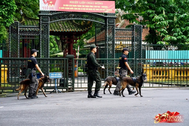 Trời đẹp, hết giờ làm việc, “khối yêu nước” đã sẵn sàng trên phố cho buổi sơ duyệt tối nay!- Ảnh 31. Trời đẹp, hết giờ làm việc, “khối yêu nước” đã sẵn sàng trên phố cho buổi sơ duyệt tối nay!- Ảnh 31.