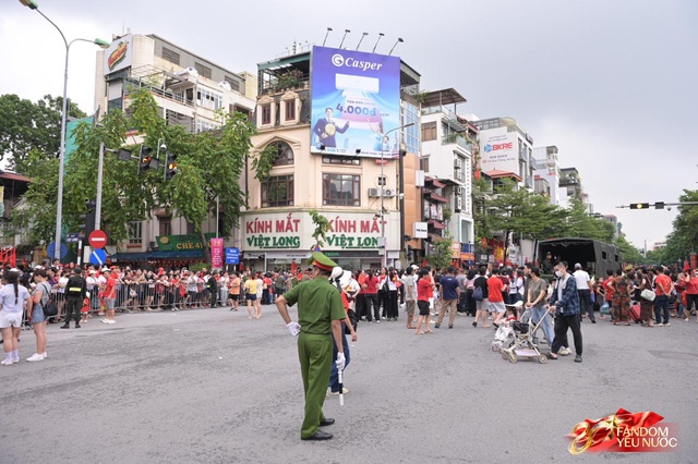 Trời đẹp, hết giờ làm việc, “khối yêu nước” đã sẵn sàng trên phố cho buổi sơ duyệt tối nay!- Ảnh 22. Trời đẹp, hết giờ làm việc, “khối yêu nước” đã sẵn sàng trên phố cho buổi sơ duyệt tối nay!- Ảnh 22.