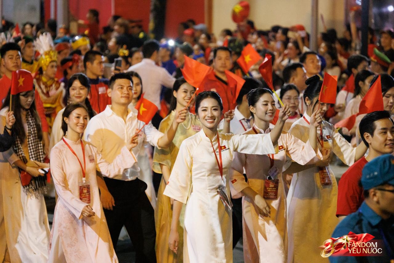 Clip: Hoàng Thuỳ Linh - Đen Vâu nối đuôi nhau sơ duyệt diễu hành, biểu cảm hân hoan cực đáng yêu gây sốt MXH!- Ảnh 8.