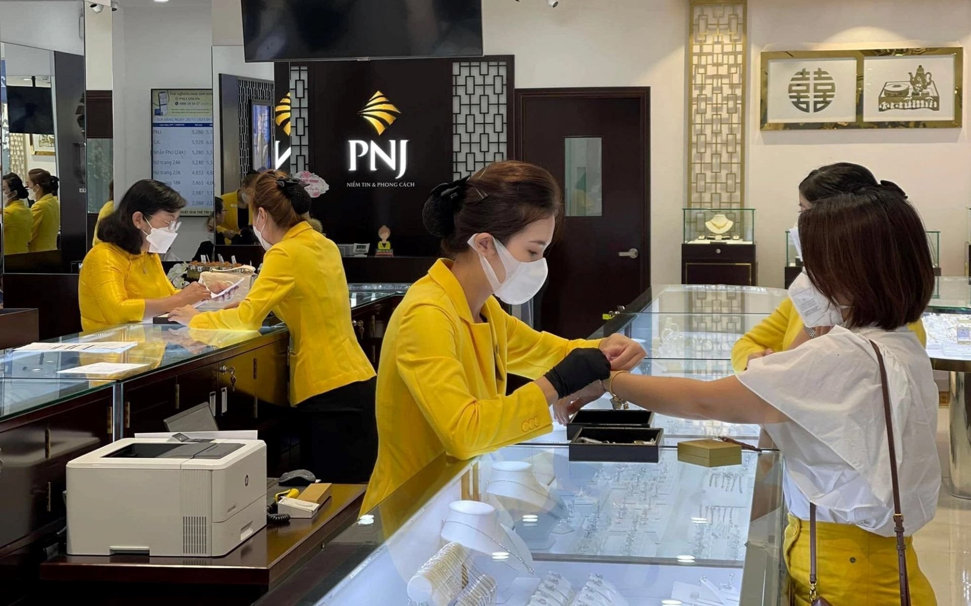 Doanh nghiệp vàng bạc trang sức lớn nhất Việt Nam chịu ảnh hưởng ra sao từ Nghị định chấm dứt độc quyền sản xuất vàng miếng?- Ảnh 1.