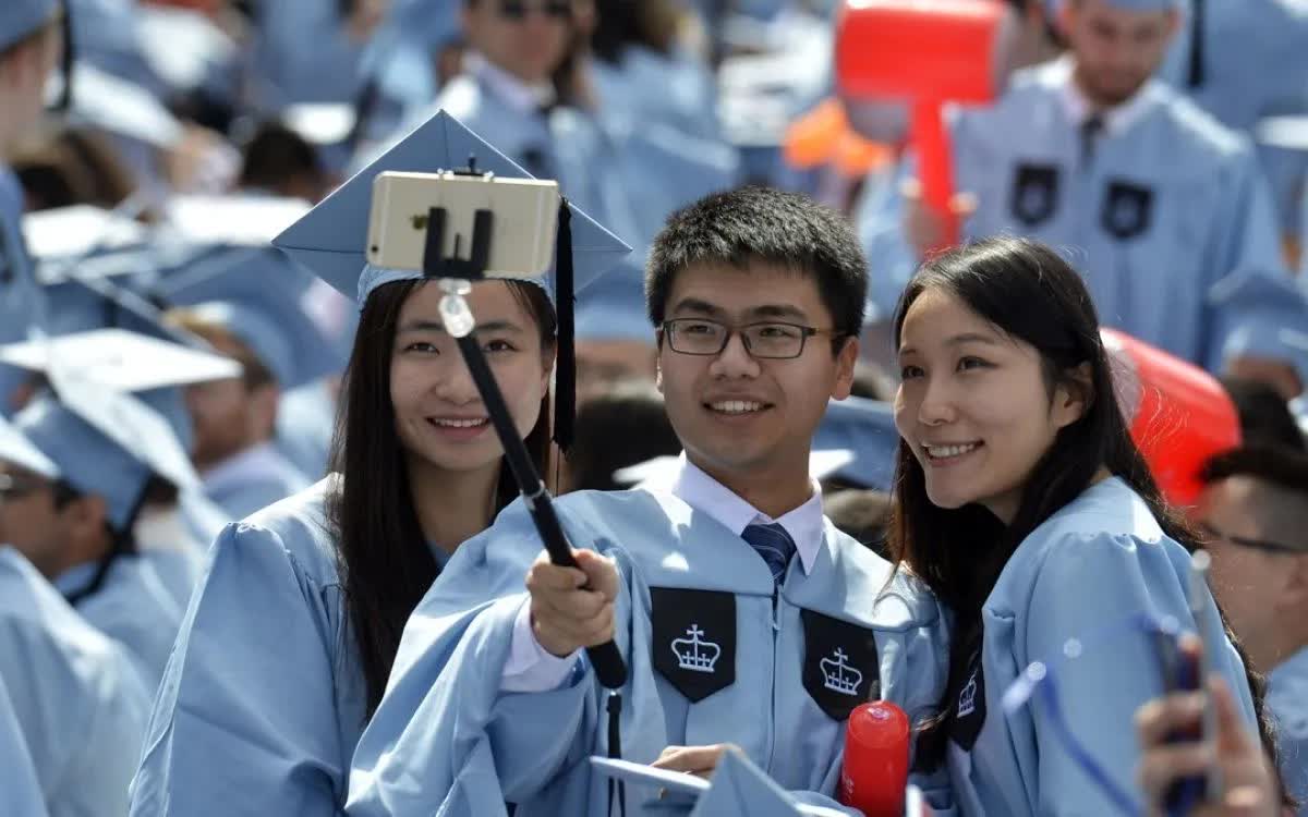 Các sinh viên Trung Quốc theo học Đại học Columbia dự lễ tốt nghiệp ở New York hồi tháng 5/2015 (Ảnh: Tân Hoa xã) Các sinh viên Trung Quốc theo học Đại học Columbia dự lễ tốt nghiệp ở New York hồi tháng 5/2015 (Ảnh: Tân Hoa xã)