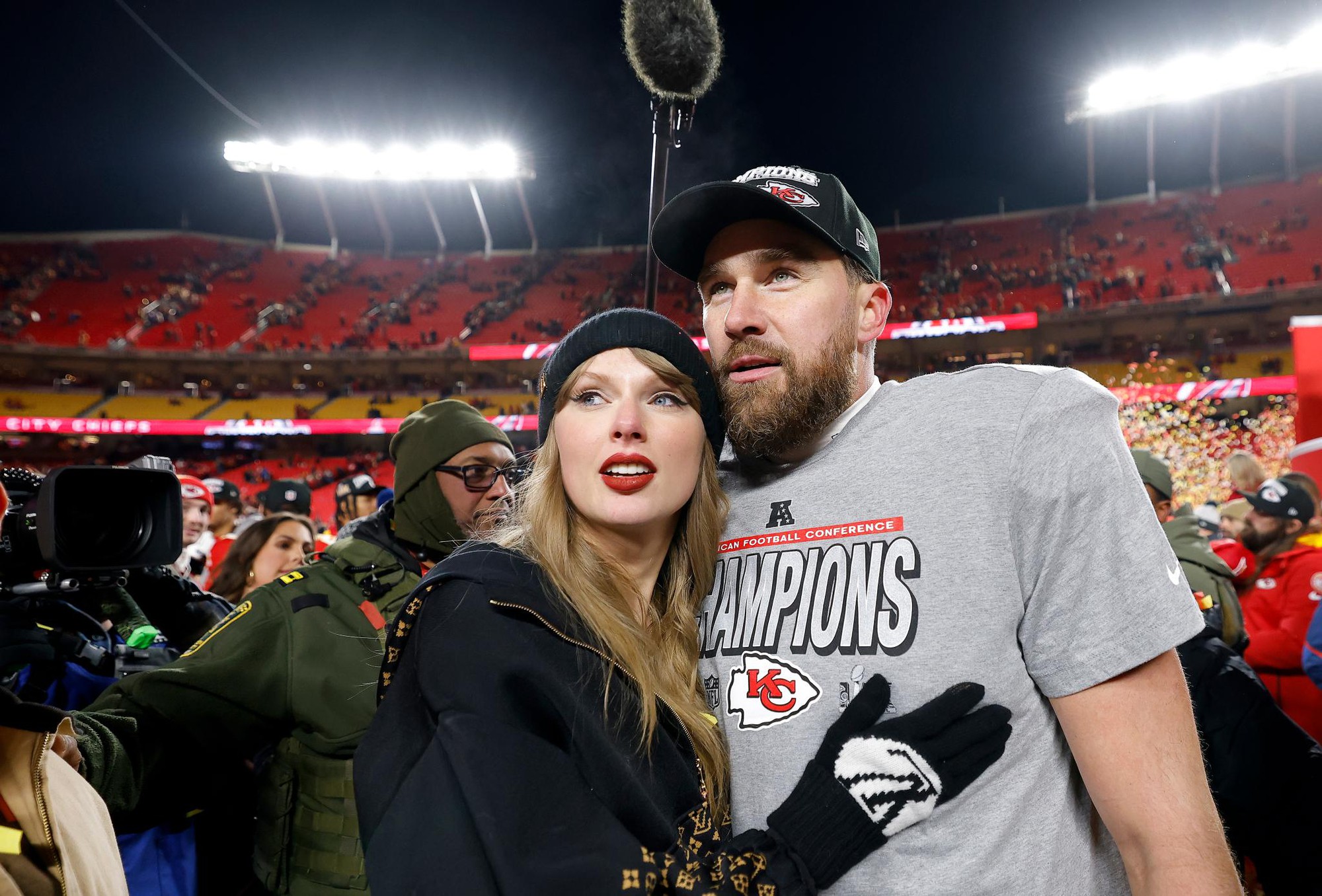 Ảnh: Toàn bộ dòng thời gian hẹn hò lãng mạn của Taylor Swift và Travis Kelce trước màn đính hôn bùng nổ cõi mạng- Ảnh 32. Ảnh: Toàn bộ dòng thời gian hẹn hò lãng mạn của Taylor Swift và Travis Kelce trước màn đính hôn bùng nổ cõi mạng- Ảnh 32.