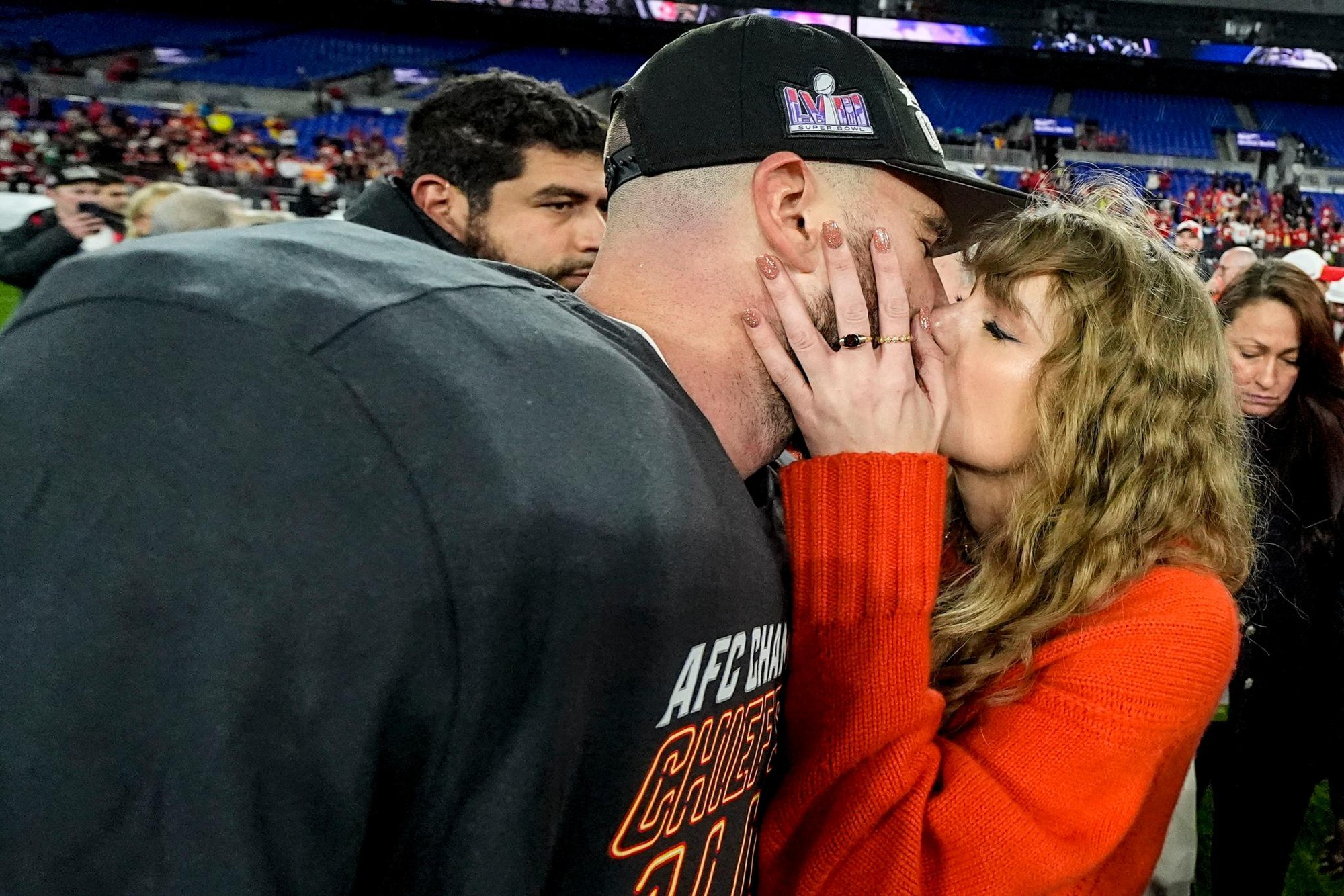 Ảnh: Toàn bộ dòng thời gian hẹn hò lãng mạn của Taylor Swift và Travis Kelce trước màn đính hôn bùng nổ cõi mạng- Ảnh 23. Ảnh: Toàn bộ dòng thời gian hẹn hò lãng mạn của Taylor Swift và Travis Kelce trước màn đính hôn bùng nổ cõi mạng- Ảnh 23.