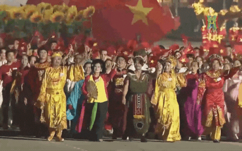 Clip: Hoàng Thuỳ Linh - Đen Vâu nối đuôi nhau sơ duyệt diễu hành, biểu cảm hân hoan cực đáng yêu gây sốt MXH!- Ảnh 1.