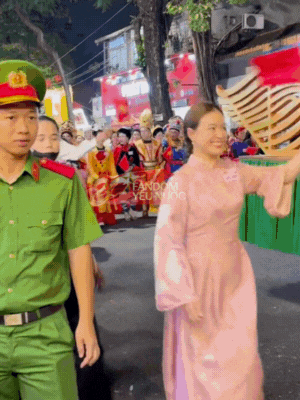 Clip: Hoàng Thuỳ Linh - Đen Vâu nối đuôi nhau sơ duyệt diễu hành, biểu cảm hân hoan cực đáng yêu gây sốt MXH!- Ảnh 3.