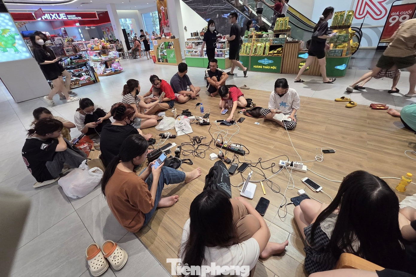 Chật kín người ngồi chờ sạc điện thoại ở trung tâm thương mại, chung cư- Ảnh 2. Chật kín người ngồi chờ sạc điện thoại ở trung tâm thương mại, chung cư- Ảnh 2.
