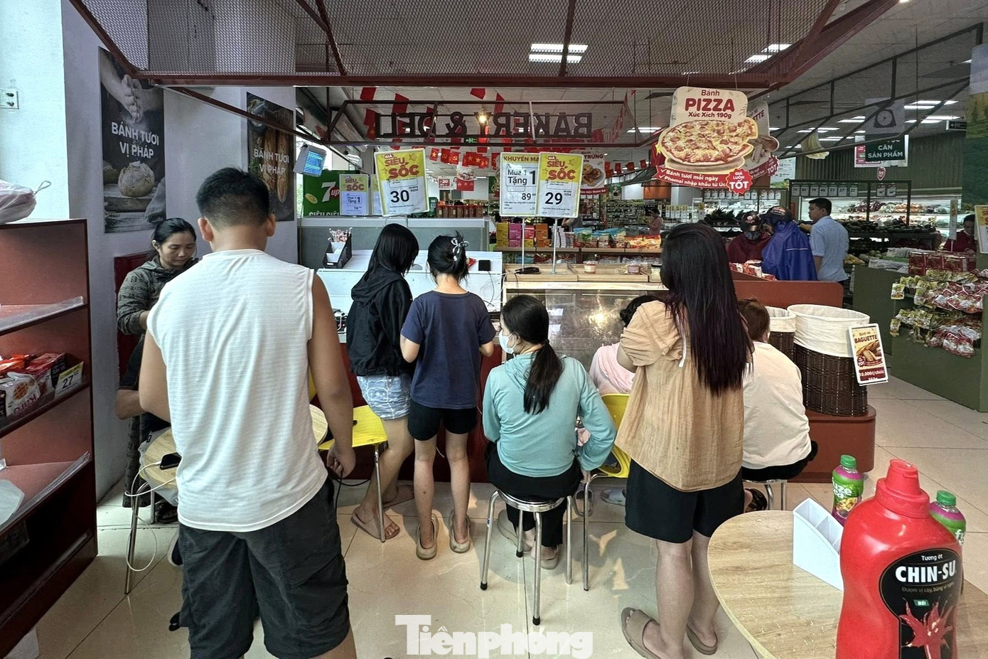 Chật kín người ngồi chờ sạc điện thoại ở trung tâm thương mại, chung cư- Ảnh 11. Chật kín người ngồi chờ sạc điện thoại ở trung tâm thương mại, chung cư- Ảnh 11.