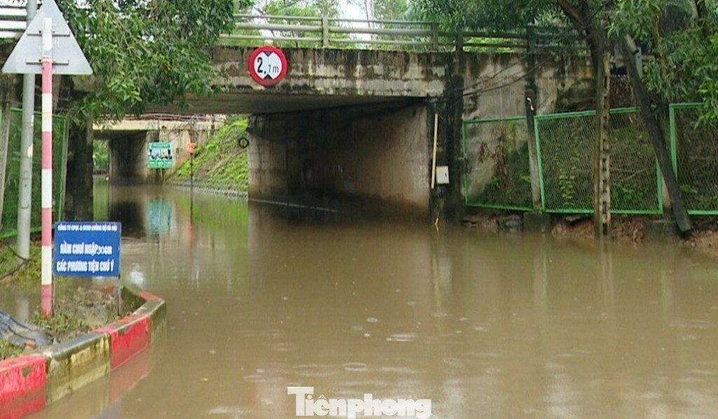 'Phong toả' nhiều hầm chui đại lộ Thăng Long vì ngập sâu- Ảnh 2. 'Phong toả' nhiều hầm chui đại lộ Thăng Long vì ngập sâu- Ảnh 2.