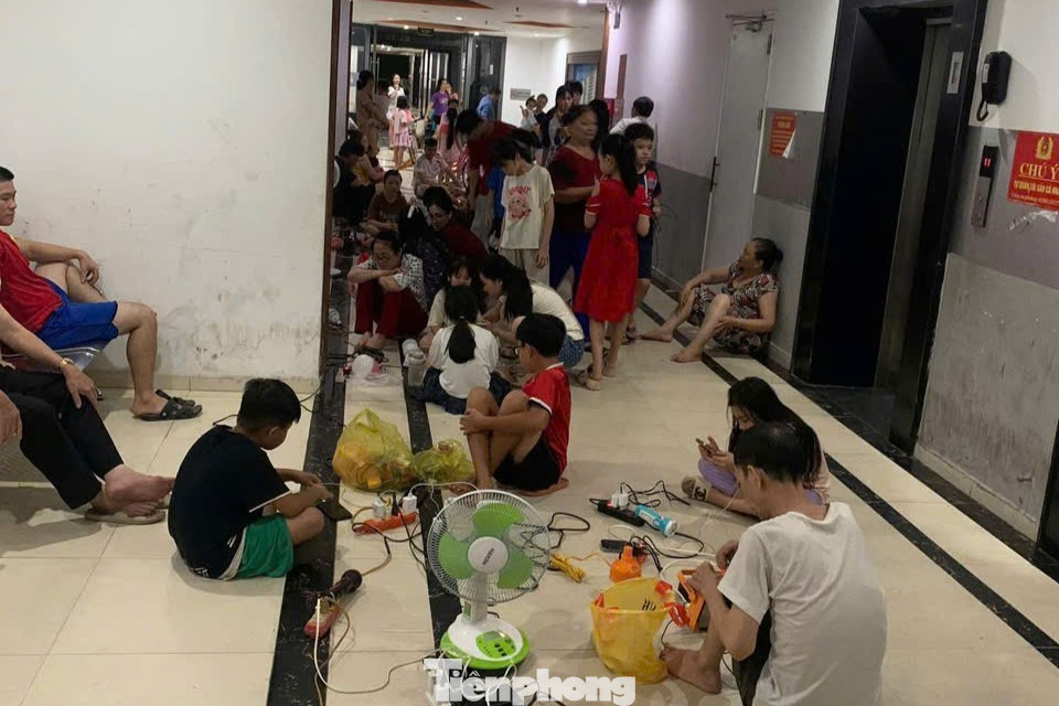Chật kín người ngồi chờ sạc điện thoại ở trung tâm thương mại, chung cư- Ảnh 8. Chật kín người ngồi chờ sạc điện thoại ở trung tâm thương mại, chung cư- Ảnh 8.