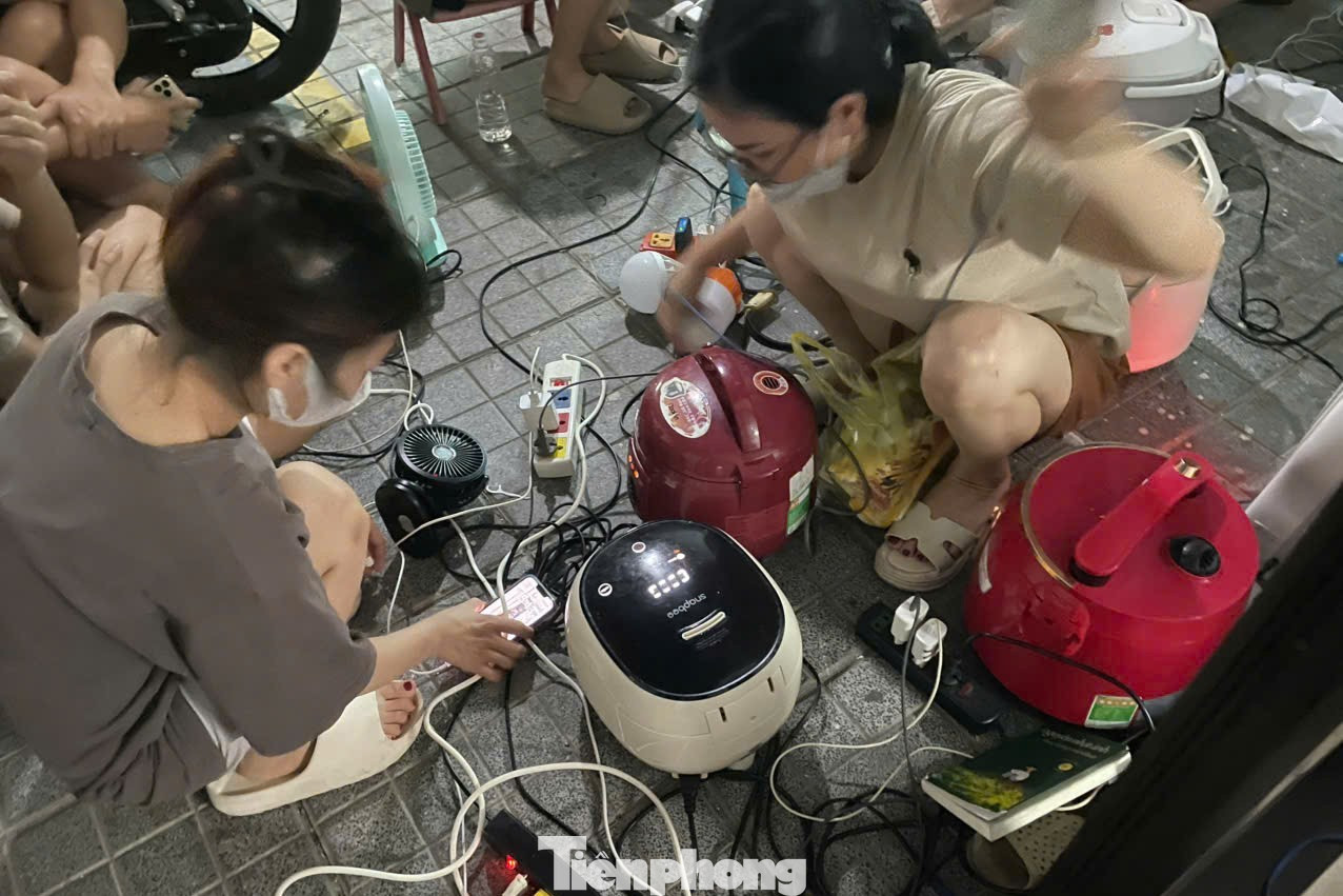 Chật kín người ngồi chờ sạc điện thoại ở trung tâm thương mại, chung cư- Ảnh 9. Chật kín người ngồi chờ sạc điện thoại ở trung tâm thương mại, chung cư- Ảnh 9.