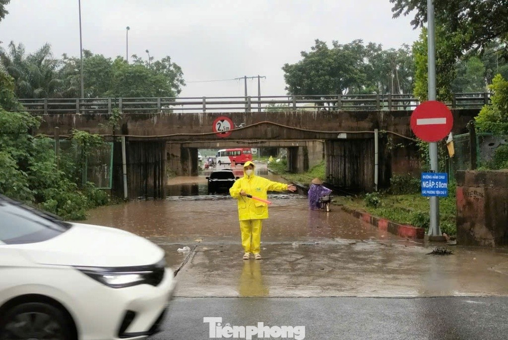'Phong toả' nhiều hầm chui đại lộ Thăng Long vì ngập sâu- Ảnh 3. 'Phong toả' nhiều hầm chui đại lộ Thăng Long vì ngập sâu- Ảnh 3.