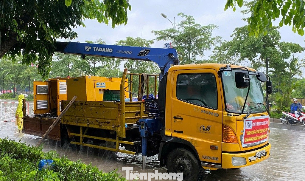 'Phong toả' nhiều hầm chui đại lộ Thăng Long vì ngập sâu- Ảnh 5. 'Phong toả' nhiều hầm chui đại lộ Thăng Long vì ngập sâu- Ảnh 5.