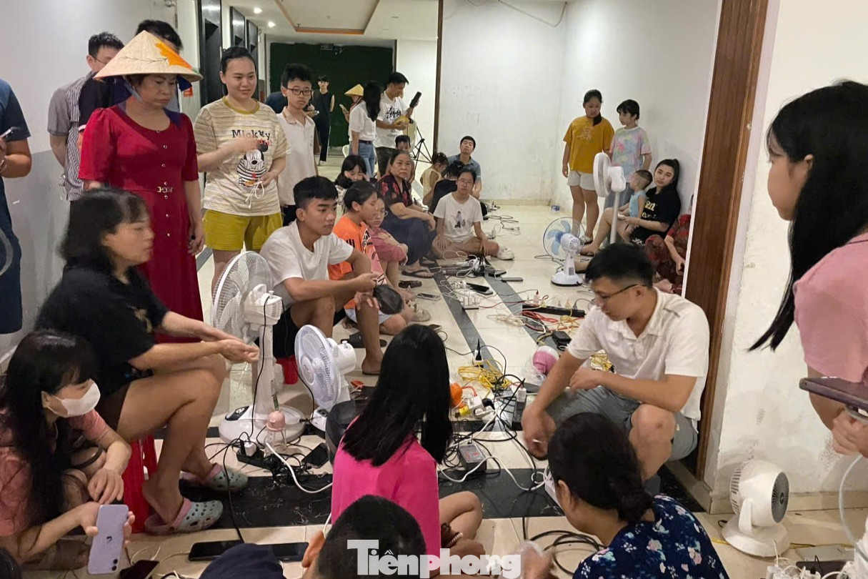 Chật kín người ngồi chờ sạc điện thoại ở trung tâm thương mại, chung cư- Ảnh 7. Chật kín người ngồi chờ sạc điện thoại ở trung tâm thương mại, chung cư- Ảnh 7.