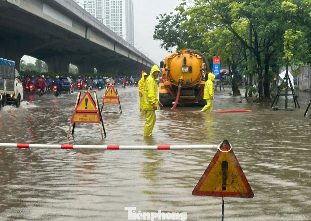 'Phong toả' nhiều hầm chui đại lộ Thăng Long vì ngập sâu- Ảnh 6. 'Phong toả' nhiều hầm chui đại lộ Thăng Long vì ngập sâu- Ảnh 6.