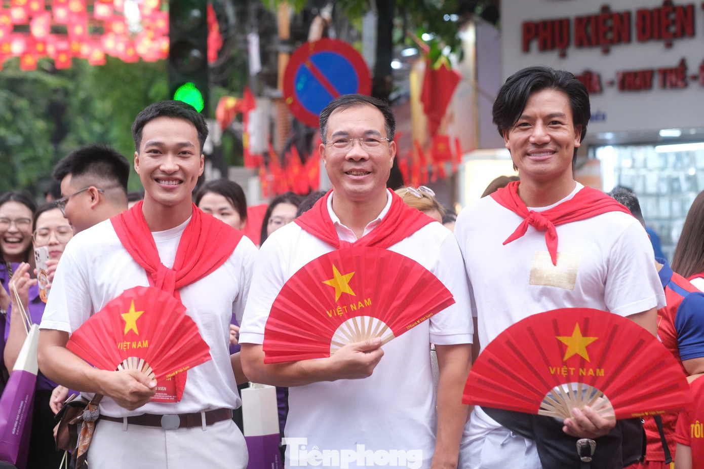 Đen Vâu, Hoàng Thùy Linh và xạ thủ Hoàng Xuân Vinh diễu hành ở Quảng trường Ba Đình- Ảnh 1. Đen Vâu, Hoàng Thùy Linh và xạ thủ Hoàng Xuân Vinh diễu hành ở Quảng trường Ba Đình- Ảnh 1.
