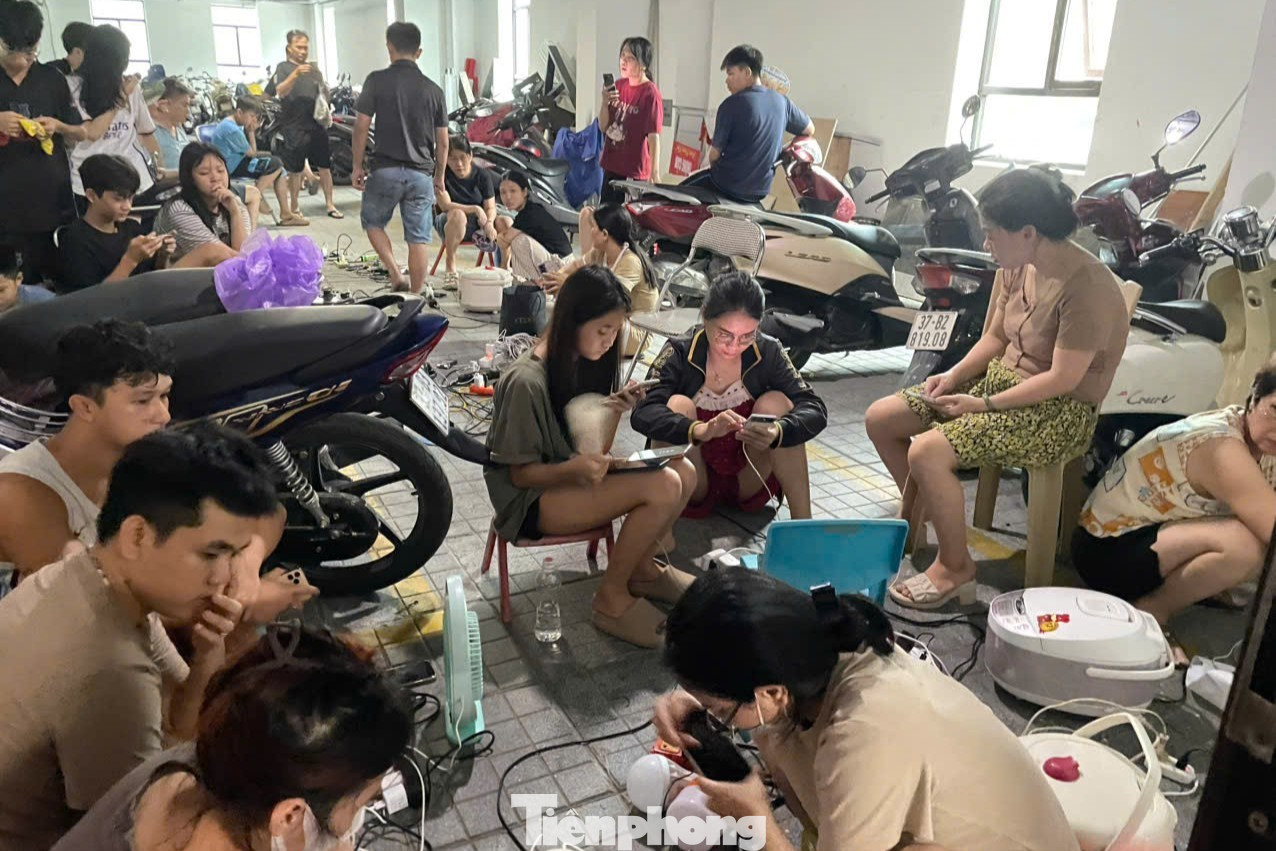 Chật kín người ngồi chờ sạc điện thoại ở trung tâm thương mại, chung cư- Ảnh 5. Chật kín người ngồi chờ sạc điện thoại ở trung tâm thương mại, chung cư- Ảnh 5.