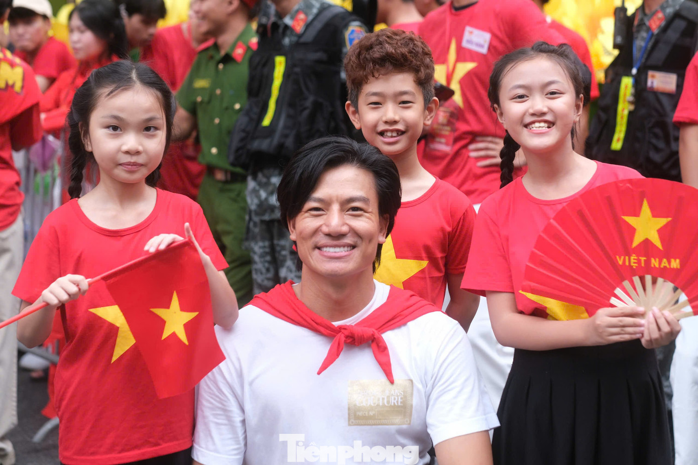 Đen Vâu, Hoàng Thùy Linh và xạ thủ Hoàng Xuân Vinh diễu hành ở Quảng trường Ba Đình- Ảnh 3. Đen Vâu, Hoàng Thùy Linh và xạ thủ Hoàng Xuân Vinh diễu hành ở Quảng trường Ba Đình- Ảnh 3.