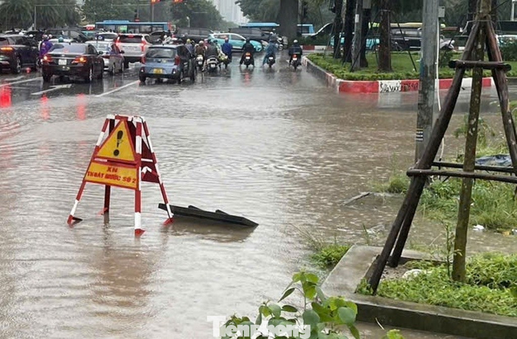'Phong toả' nhiều hầm chui đại lộ Thăng Long vì ngập sâu- Ảnh 7. 'Phong toả' nhiều hầm chui đại lộ Thăng Long vì ngập sâu- Ảnh 7.