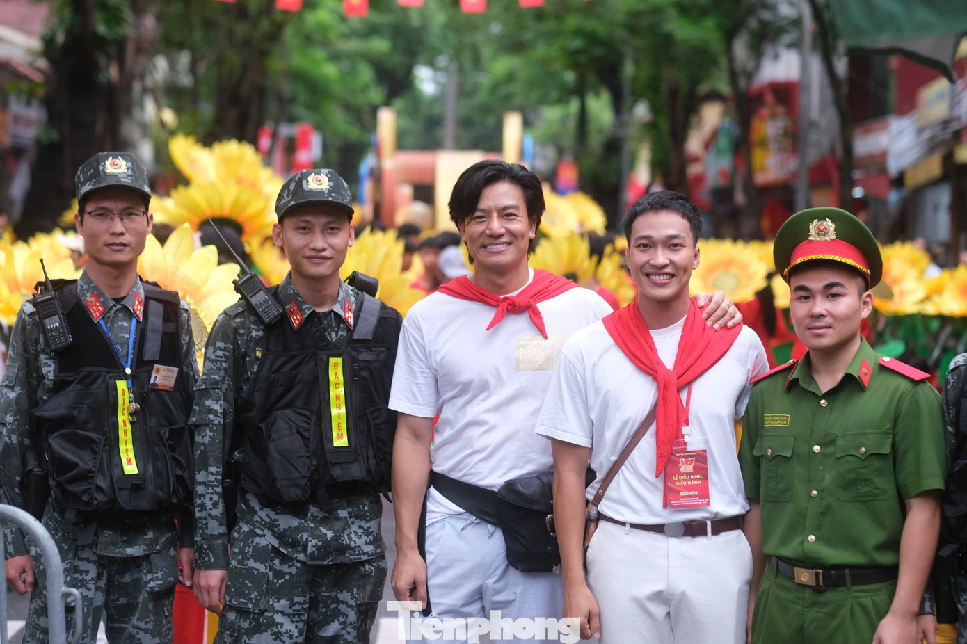 Đen Vâu, Hoàng Thùy Linh và xạ thủ Hoàng Xuân Vinh diễu hành ở Quảng trường Ba Đình- Ảnh 2. Đen Vâu, Hoàng Thùy Linh và xạ thủ Hoàng Xuân Vinh diễu hành ở Quảng trường Ba Đình- Ảnh 2.