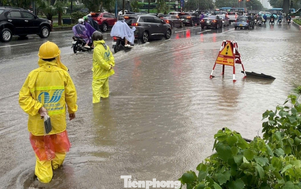 'Phong toả' nhiều hầm chui đại lộ Thăng Long vì ngập sâu- Ảnh 8. 'Phong toả' nhiều hầm chui đại lộ Thăng Long vì ngập sâu- Ảnh 8.