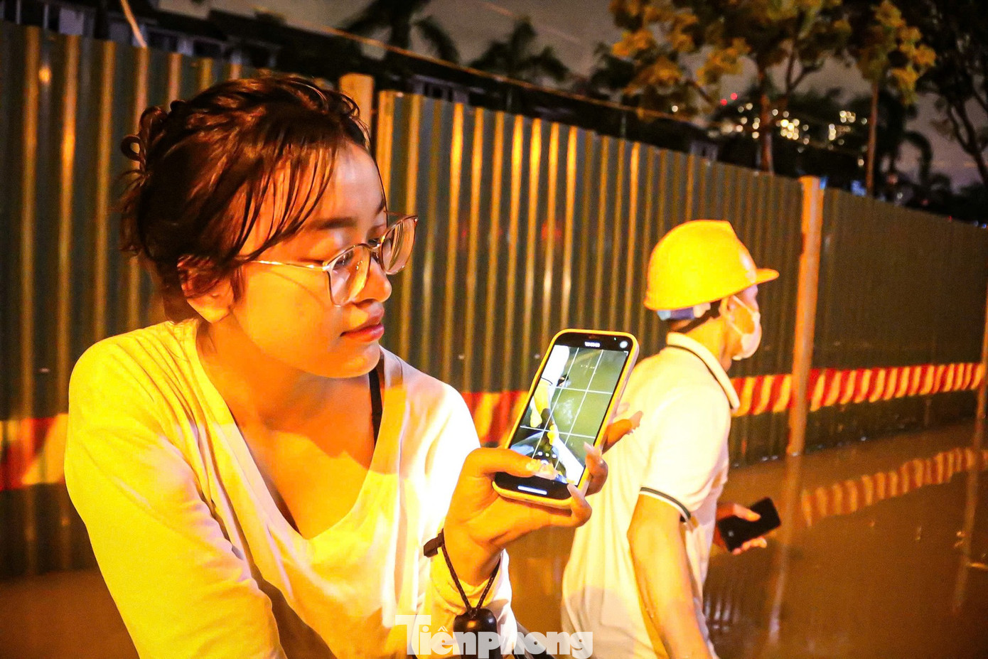 24 giờ mất điện, nước: Hàng trăm hộ dân ở 'làng' biệt thự triệu đô Hà Nội thắp đèn dầu, loay hoay 'chạy' ngập- Ảnh 16. 24 giờ mất điện, nước: Hàng trăm hộ dân ở 'làng' biệt thự triệu đô Hà Nội thắp đèn dầu, loay hoay 'chạy' ngập- Ảnh 16.