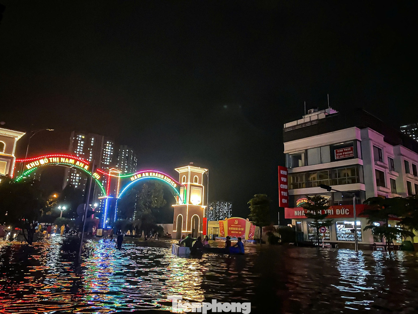 24 giờ mất điện, nước: Hàng trăm hộ dân ở 'làng' biệt thự triệu đô Hà Nội thắp đèn dầu, loay hoay 'chạy' ngập- Ảnh 1. 24 giờ mất điện, nước: Hàng trăm hộ dân ở 'làng' biệt thự triệu đô Hà Nội thắp đèn dầu, loay hoay 'chạy' ngập- Ảnh 1.