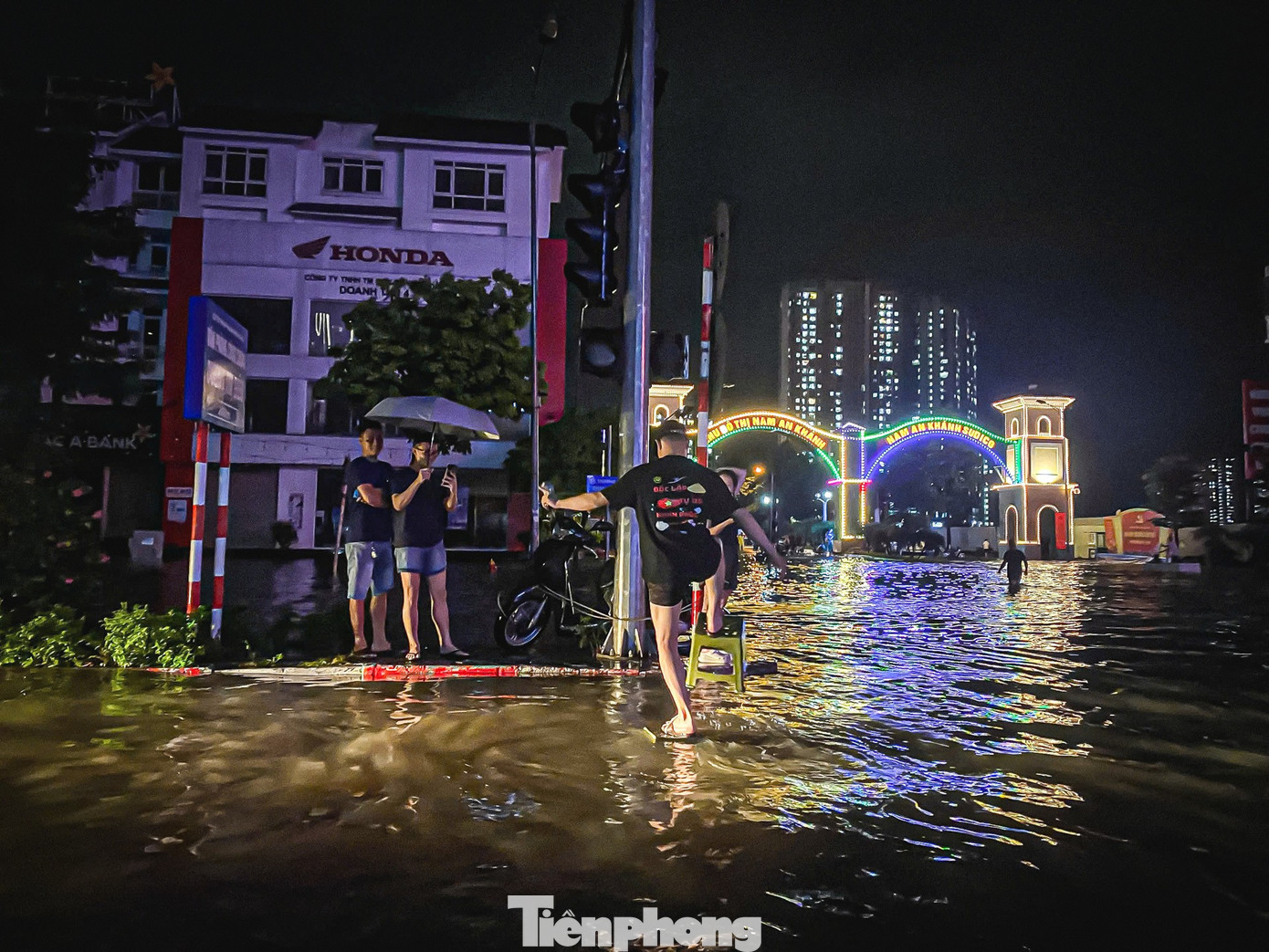 24 giờ mất điện, nước: Hàng trăm hộ dân ở 'làng' biệt thự triệu đô Hà Nội thắp đèn dầu, loay hoay 'chạy' ngập- Ảnh 8. 24 giờ mất điện, nước: Hàng trăm hộ dân ở 'làng' biệt thự triệu đô Hà Nội thắp đèn dầu, loay hoay 'chạy' ngập- Ảnh 8.