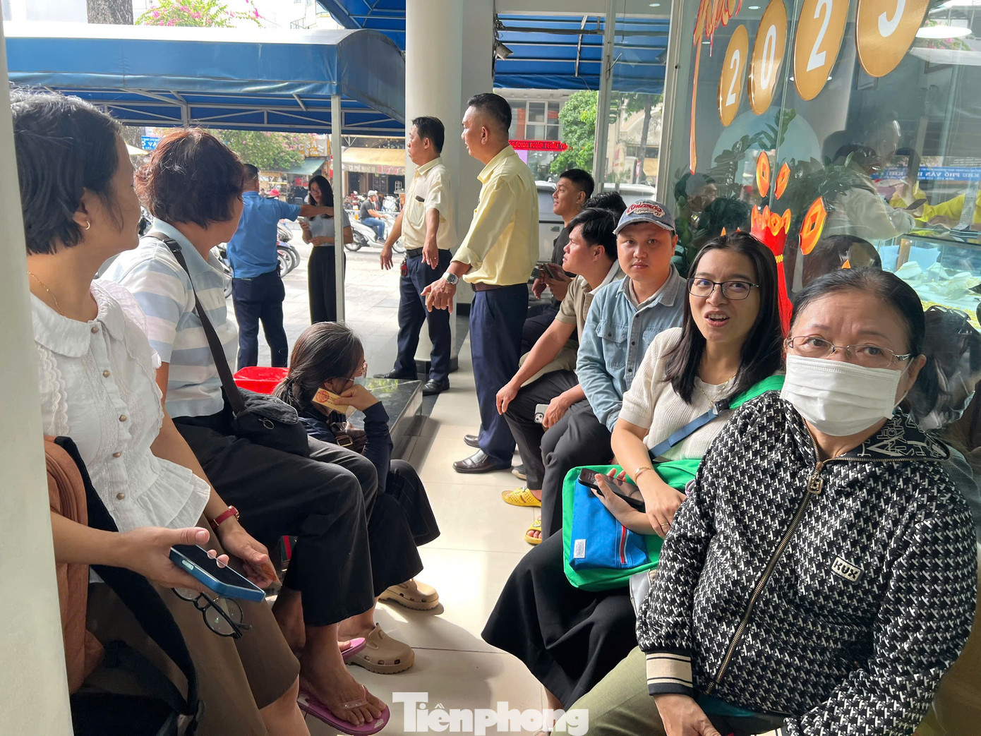 Người dân chen chân 'vét' sạch vàng giữa 'cơn bão' giá- Ảnh 1. Người dân chen chân 'vét' sạch vàng giữa 'cơn bão' giá- Ảnh 1.