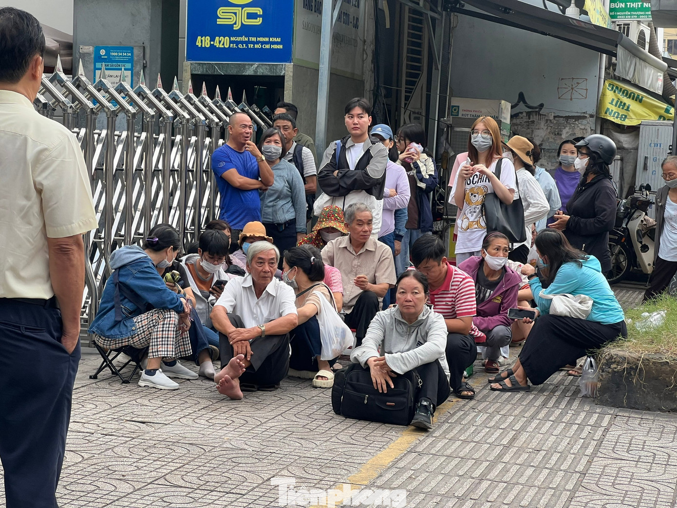 Người dân chen chân 'vét' sạch vàng giữa 'cơn bão' giá- Ảnh 2. Người dân chen chân 'vét' sạch vàng giữa 'cơn bão' giá- Ảnh 2.