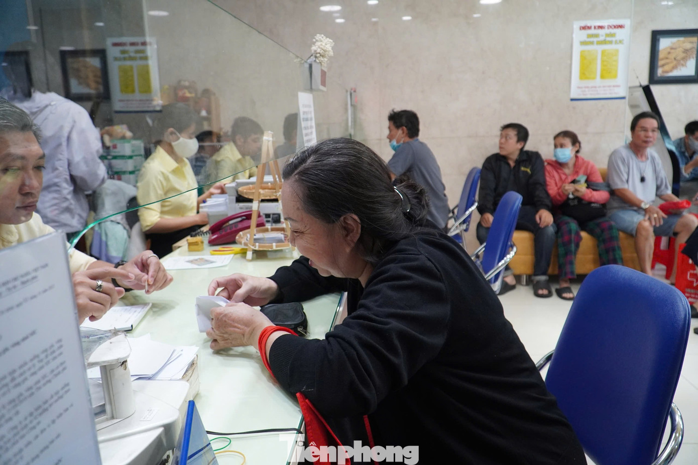 Người dân chen chân 'vét' sạch vàng giữa 'cơn bão' giá- Ảnh 3. Người dân chen chân 'vét' sạch vàng giữa 'cơn bão' giá- Ảnh 3.