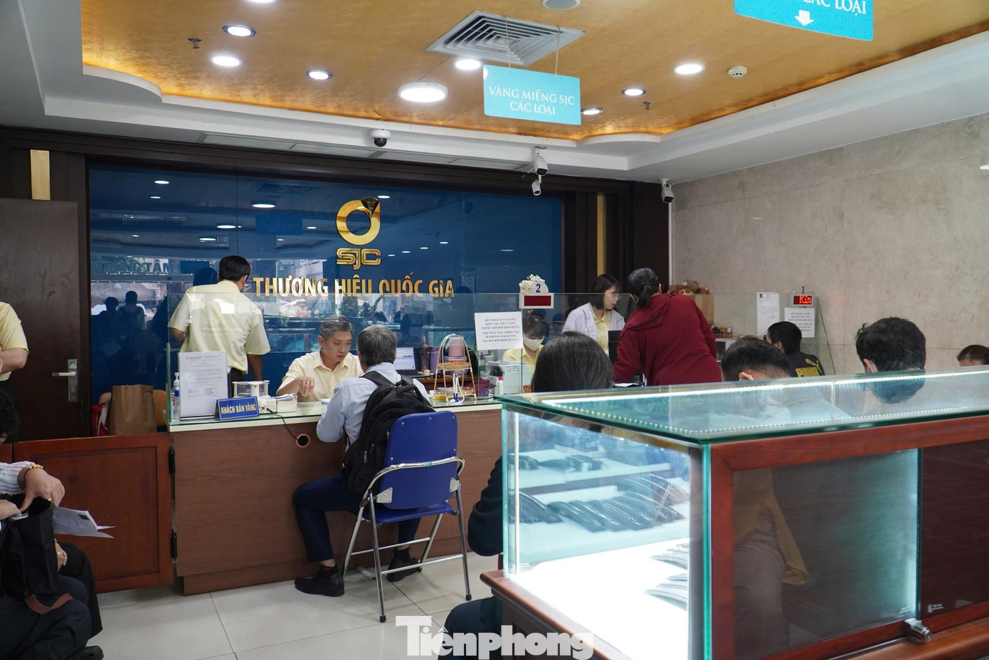 Người dân chen chân 'vét' sạch vàng giữa 'cơn bão' giá- Ảnh 11. Người dân chen chân 'vét' sạch vàng giữa 'cơn bão' giá- Ảnh 11.