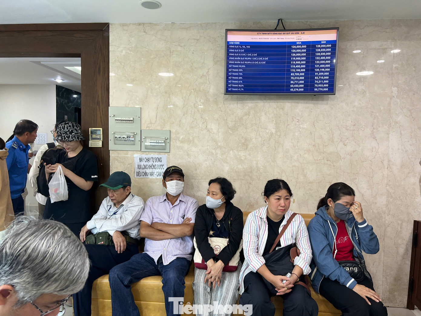 Người dân chen chân 'vét' sạch vàng giữa 'cơn bão' giá- Ảnh 7. Người dân chen chân 'vét' sạch vàng giữa 'cơn bão' giá- Ảnh 7.