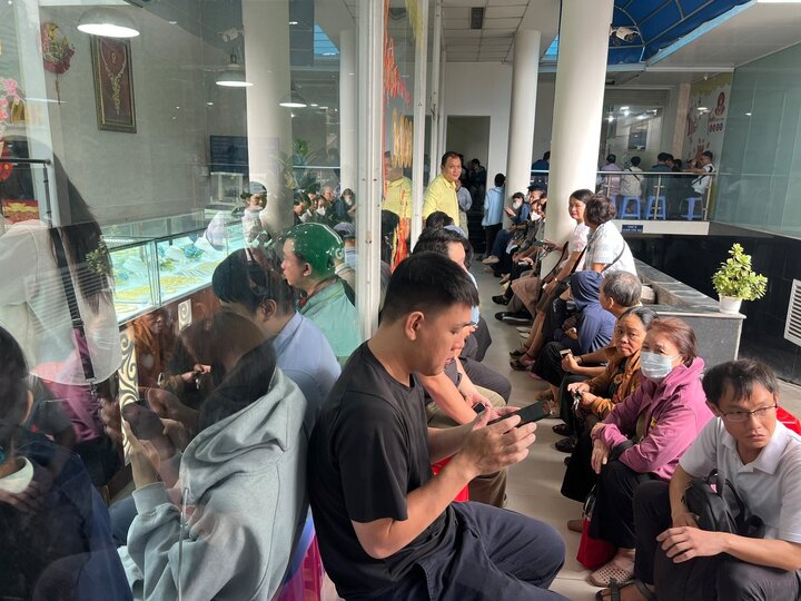 Tiệm vàng ở TP.HCM kín khách ngày giá lên 128 triệu đồng/lượng- Ảnh 1. Tiệm vàng ở TP.HCM kín khách ngày giá lên 128 triệu đồng/lượng- Ảnh 1.